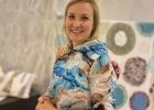 Attēls rakstam: Ziedi no Ēdenes dārza un vētrā cietušajiem lietussargiem – Tīnūžu Tautas namā atklāti “Tekstila stāsti”