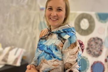 Attēls rakstam: Ziedi no Ēdenes dārza un vētrā cietušajiem lietussargiem – Tīnūžu Tautas namā atklāti “Tekstila stāsti”