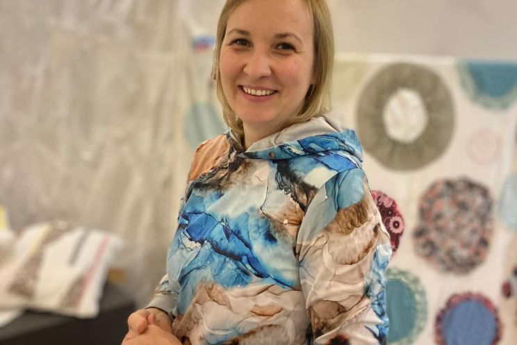 Attēls rakstam: Ziedi no Ēdenes dārza un vētrā cietušajiem lietussargiem – Tīnūžu Tautas namā atklāti “Tekstila stāsti”