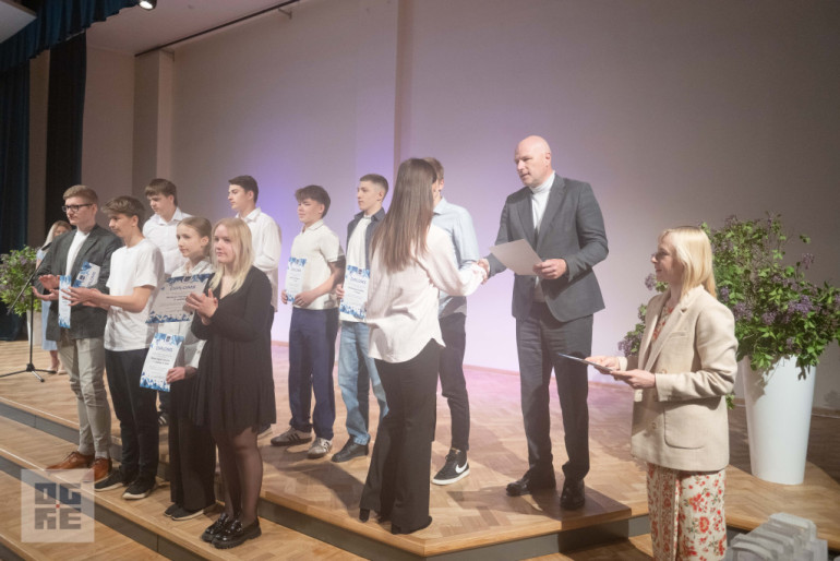FOTO: Notika novada skolu valsts posma mācību priekšmetu olimpiāžu un sporta sacensību laureātu sveikšana