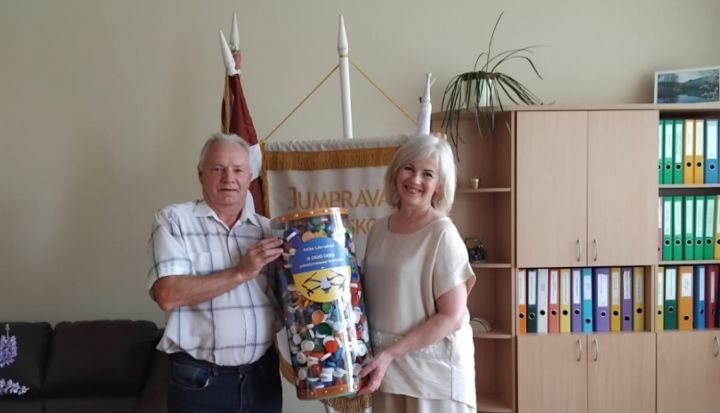 Iedzīvotāji aicināti nodot pudeļu korķīšus Ukrainas atbalstam