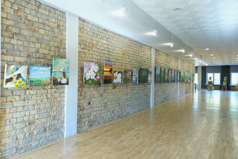 Lielvārdes radošās studijas "Otdiena" gleznu izstāde "Dzīve ir krāsaina"