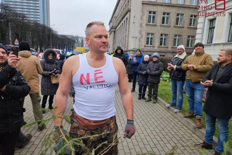 Attēls rakstam:  Brīdis, kad pārbaudīt īstu veču mugurkaulu. Un tādu Ogrē esot daudz