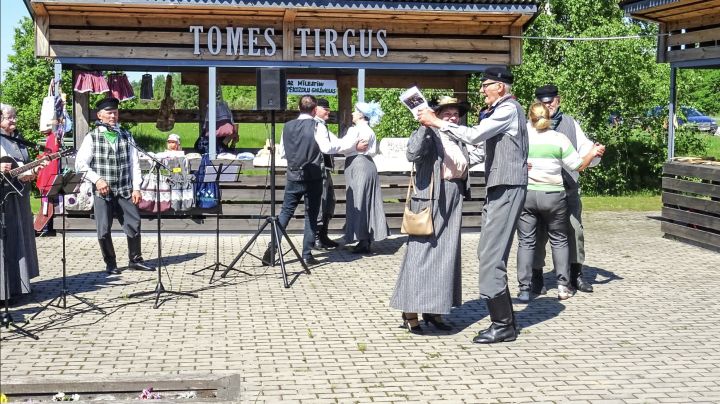 Kas kaitēja man dzīvot diža meža maliņā! Umurkumurs un citi krāšņumi Tomes pagasta svētkos