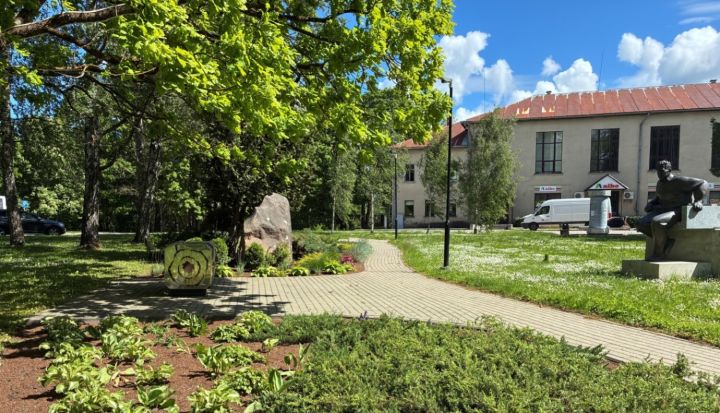 Novads turpina zaļot - Lielvārdē sakopta teritorija pie Edgara Kauliņa pieminekļa