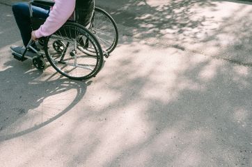 Attēls rakstam: Ogrē mājas iedzīvotāji nepazīst kaimiņu ratiņkrēslā 
