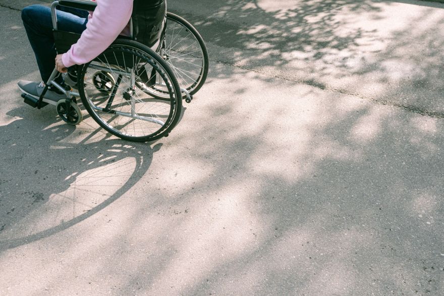 Ogrē mājas iedzīvotāji nepazīst kaimiņu ratiņkrēslā 
