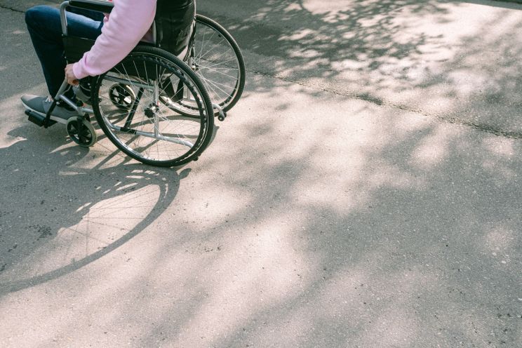 Attēls rakstam: Ogrē mājas iedzīvotāji nepazīst kaimiņu ratiņkrēslā 