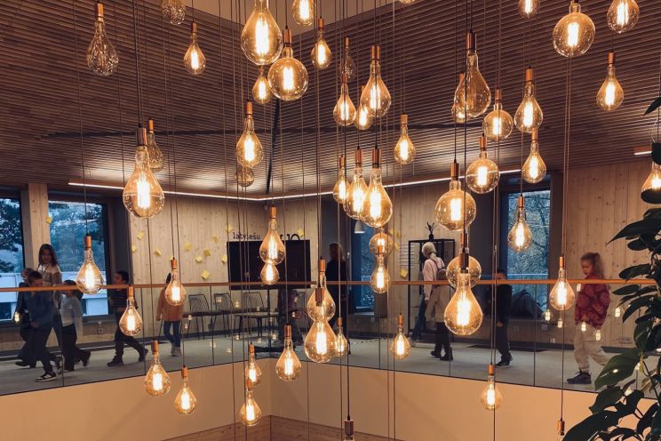 Attēls rakstam: Ogres Centrālajā bibliotēkā būs iespēja satikt rakstnieku Jāni Joņevu