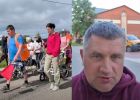 Attēls rakstam: Ceļā uz Aglonu svētceļnieki dzer daudz ūdeni, ēd saldējumu un gatavo izrādes par svētajiem 