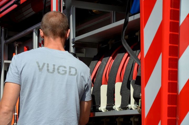 Pēc avārijas Suntažu pagastā ugunsdzēsēji glābj automašīnā iesprostotu cilvēku