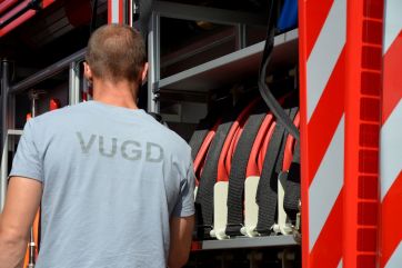 Attēls rakstam: Pēc avārijas Suntažu pagastā ugunsdzēsēji glābj automašīnā iesprostotu cilvēku