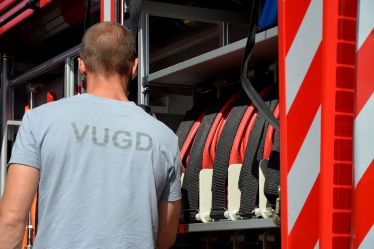 Attēls rakstam: Pēc avārijas Suntažu pagastā ugunsdzēsēji glābj automašīnā iesprostotu cilvēku