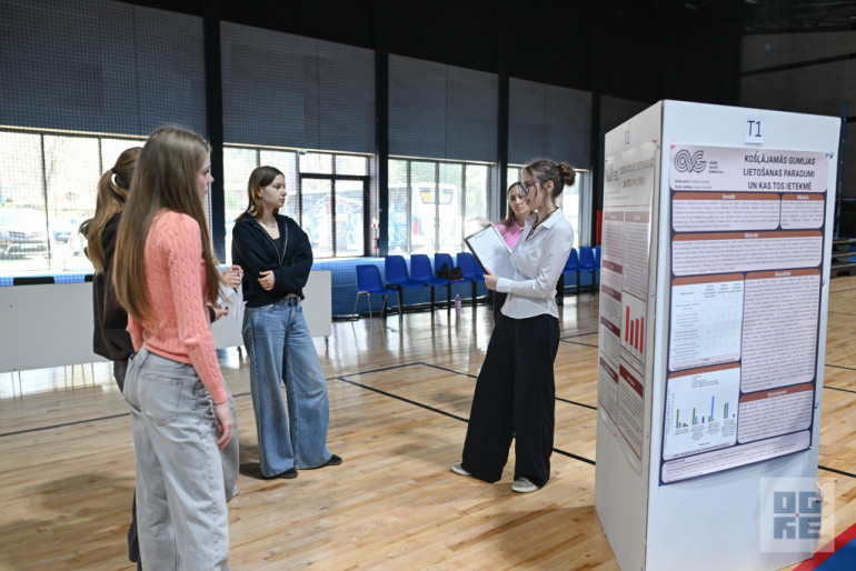 FOTO:  Ogres novada 12. klašu skolēnu projekta darbu skatē piedalījās vairāk kā 200 jaunieši