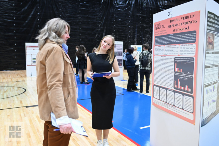 FOTO:  Ogres novada 12. klašu skolēnu projekta darbu skatē piedalījās vairāk kā 200 jaunieši