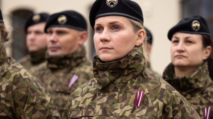 Sprūds cer, ka sieviešu formastērpus armijā izdosies ieviest iespējami drīz