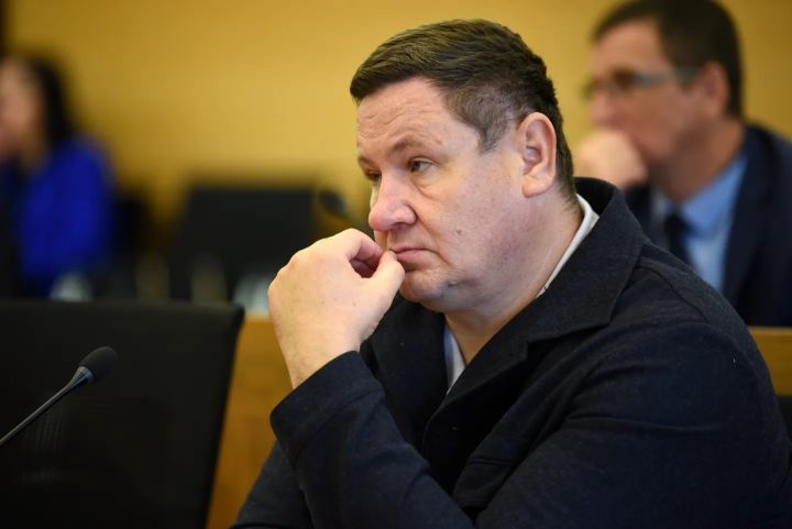 “Mēs atkal plānojam braucienu uz Ukrainu,” Helmanis atklāj, kā jūtas pēc ievainojuma gūšanas apšaudes rezultātā 