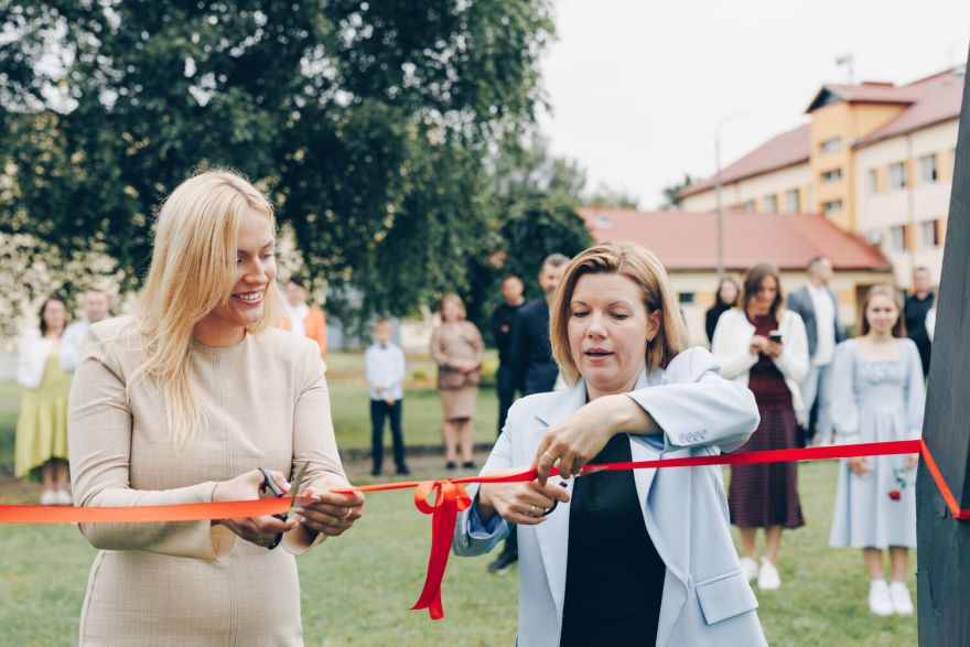 Ķeguma pamatskolā atklāta “zaļā klase” – jauna āra telpa skolēniem un kopienai