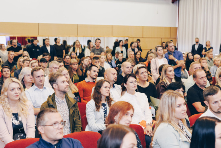 Ķeguma pamatskolā atklāta “zaļā klase” – jauna āra telpa skolēniem un kopienai