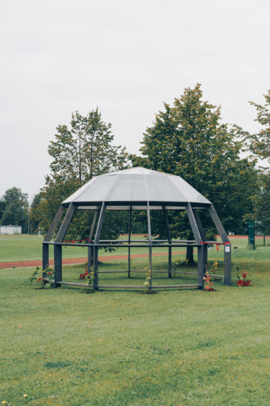 Ķeguma pamatskolā atklāta “zaļā klase” – jauna āra telpa skolēniem un kopienai