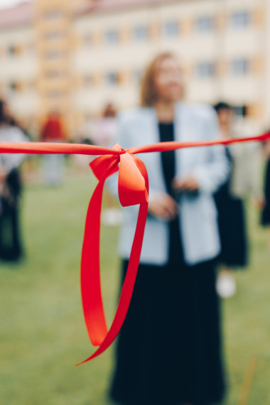 Ķeguma pamatskolā atklāta “zaļā klase” – jauna āra telpa skolēniem un kopienai