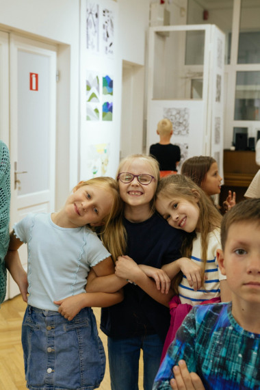  Atklāta jauna izstāde OMMS mākslas jomas Izstāžu zālē