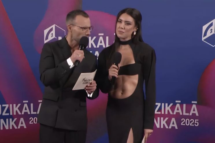 Attēls rakstam: Uzvaras laurus "Muzikālajā bankā" plūc Dons, bet visu uzmanību nozog ceremonijas vadītājas kleita