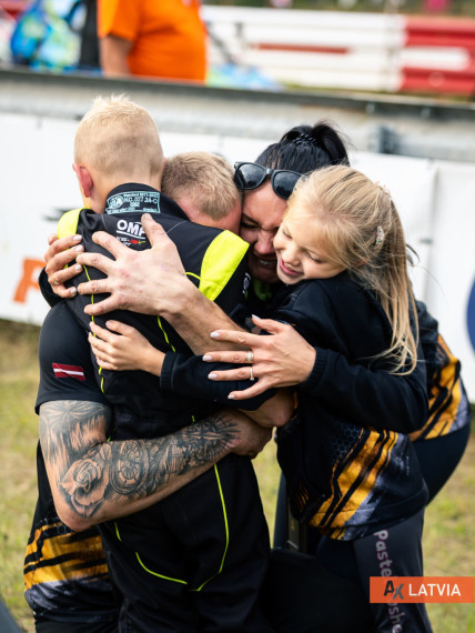 FOTO: Suntažnieks Rajens Čipens otro gadu pēc kārtas triumfē Latvijas autokrosā Mini Bagiju 200 klasē