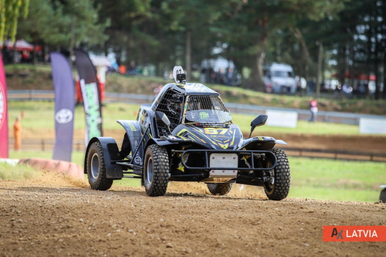 FOTO: Suntažnieks Rajens Čipens otro gadu pēc kārtas triumfē Latvijas autokrosā Mini Bagiju 200 klasē