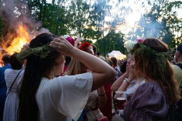 Attēls rakstam: FOTO: Naktsvijoles, silpurenes, dzegužpuķes - uzzini, kurus vēl augus labāk nepīt Jāņu vainagā