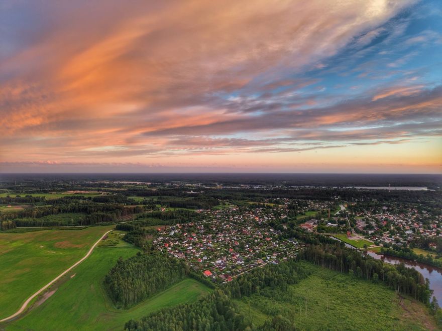 Kad Ogre nedēļas vidū iekrāsojas zeltā: iedzīvotāji dalās ar foto