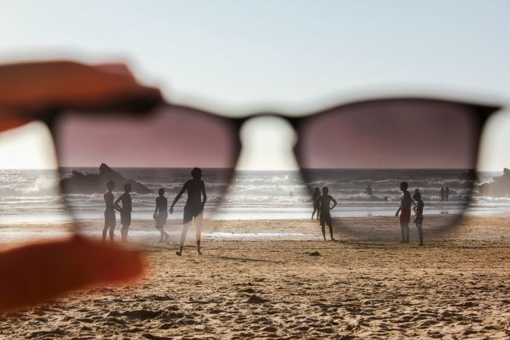 Visvairāk jāuzmanās cilvēkiem ar gaišu ādu un blondiem vai rudiem matiem; Brīdina par ultravioleto starojumu