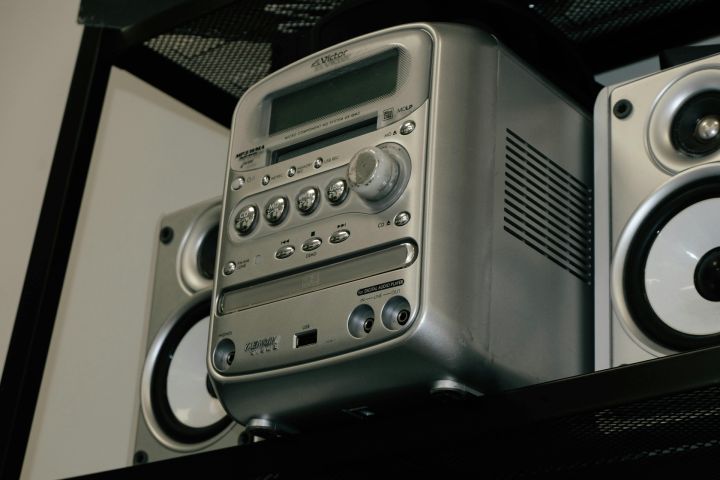 Ķeipenē aizmieg, klausoties skaļu mūziku 