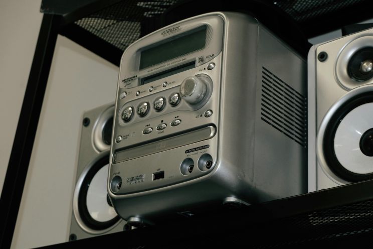 Attēls rakstam: Ķeipenē aizmieg, klausoties skaļu mūziku 