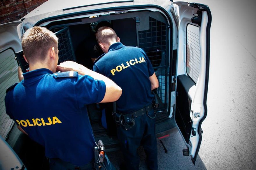 Ogrē reibumā pieskata bērnu