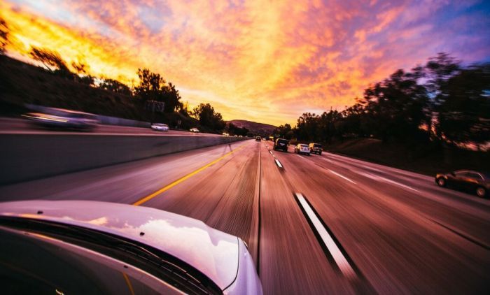 Aptauja: Latvijā 80% autovadītāju ir pieredzējuši citu šoferu neadekvātu rīcību uz ceļiem