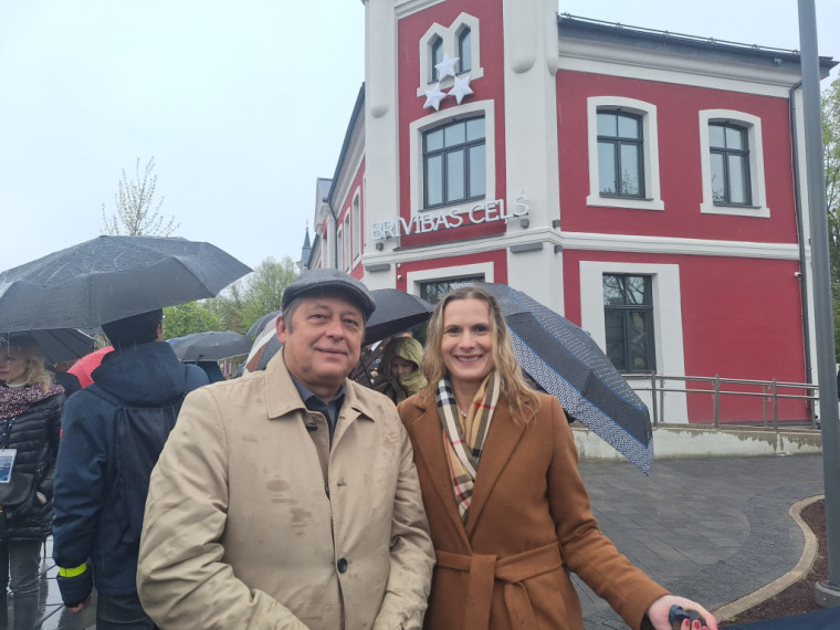 FOTO: Ogrē svinīgi atklāts Neatkarības laukums un Brīvības ceļa ekspozīcija