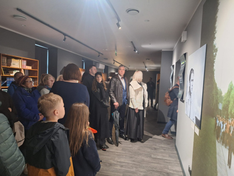 FOTO: Ogrē svinīgi atklāts Neatkarības laukums un Brīvības ceļa ekspozīcija