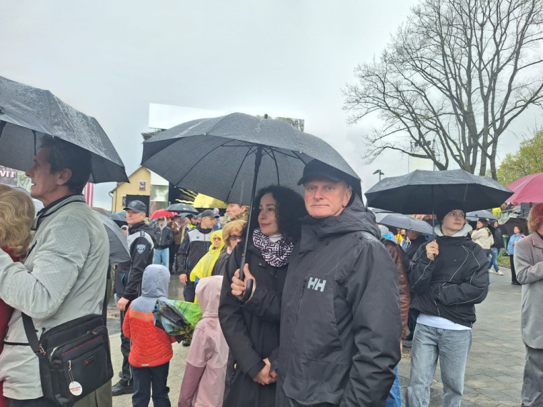 FOTO: Ogrē svinīgi atklāts Neatkarības laukums un Brīvības ceļa ekspozīcija