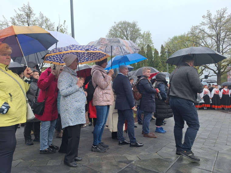 FOTO: Ogrē svinīgi atklāts Neatkarības laukums un Brīvības ceļa ekspozīcija