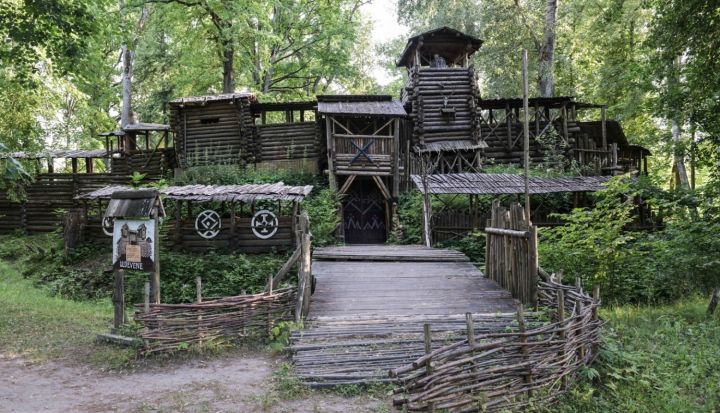 "Latvijas valsts meži" Uldevenas pils atjaunošanai ziedos zāģbaļķus