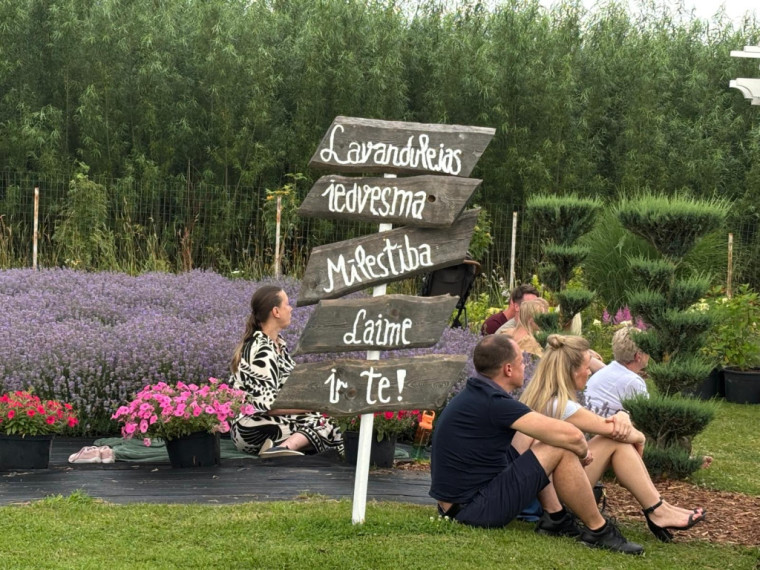 FOTO: Kā pasakā! Burvīgajās &quot;Lavandu lejās&quot; aizvadīts Mika Dukura koncerts