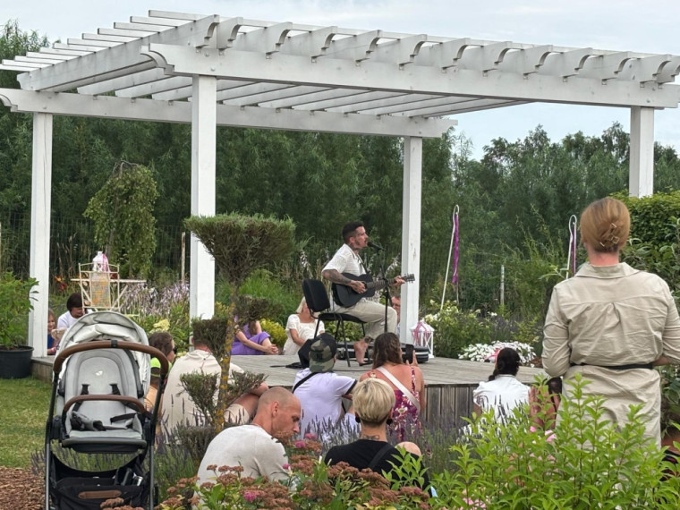 FOTO: Kā pasakā! Burvīgajās &quot;Lavandu lejās&quot; aizvadīts Mika Dukura koncerts