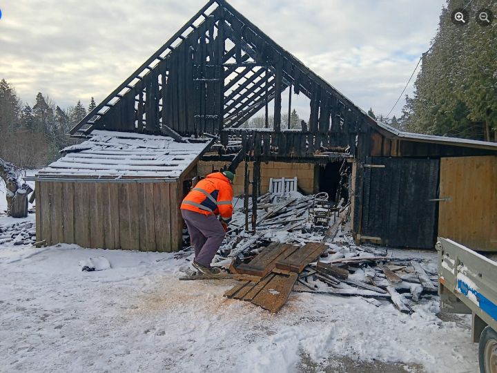 "Viņš nevienam neatsaka palīdzību, bet tagad ir jālūdz viņam..." Pēc postoša ugunsgrēka ģimenei nepieciešama palīdzība