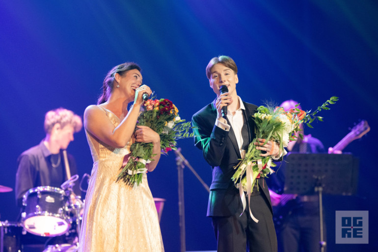 FOTO: Sirsnīgs koncerts Lielvārdē – Toms Antons un Santa Kasparsone saņem stāvovācijas