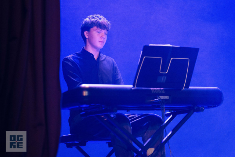 FOTO: Sirsnīgs koncerts Lielvārdē – Toms Antons un Santa Kasparsone saņem stāvovācijas