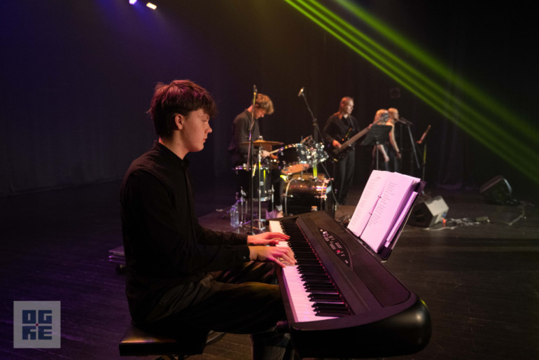 FOTO: Sirsnīgs koncerts Lielvārdē – Toms Antons un Santa Kasparsone saņem stāvovācijas