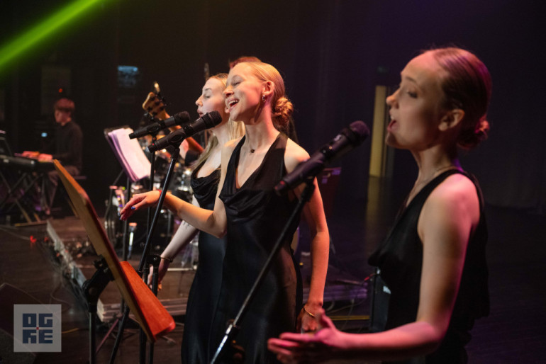 FOTO: Sirsnīgs koncerts Lielvārdē – Toms Antons un Santa Kasparsone saņem stāvovācijas