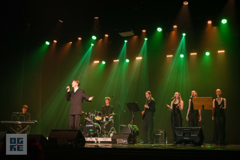 FOTO: Sirsnīgs koncerts Lielvārdē – Toms Antons un Santa Kasparsone saņem stāvovācijas