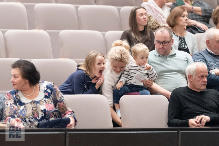 FOTO: Sirsnīgs koncerts Lielvārdē – Toms Antons un Santa Kasparsone saņem stāvovācijas